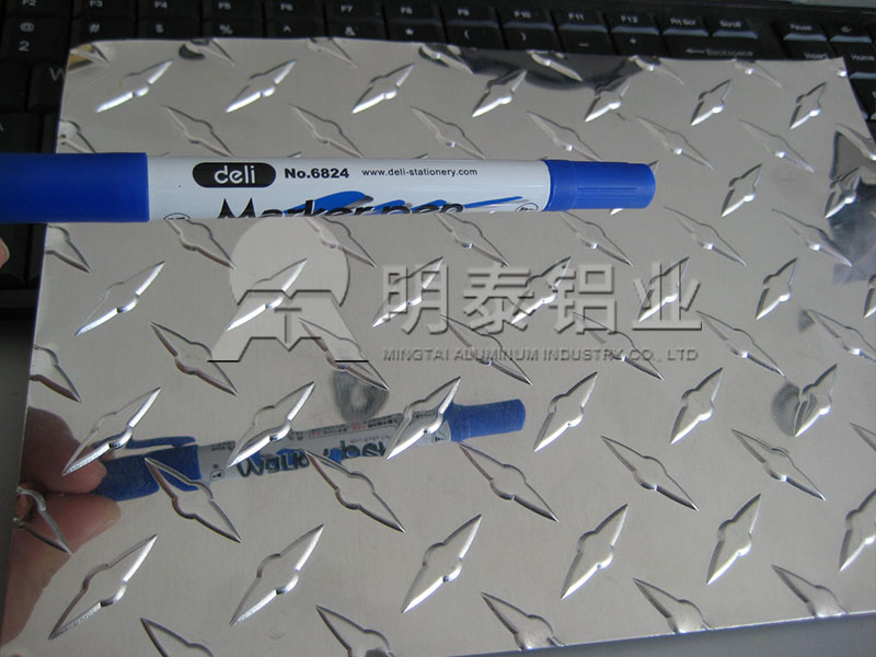 3003-H22花紋鋁板_工具箱用指針型花紋鋁板多少錢一噸？